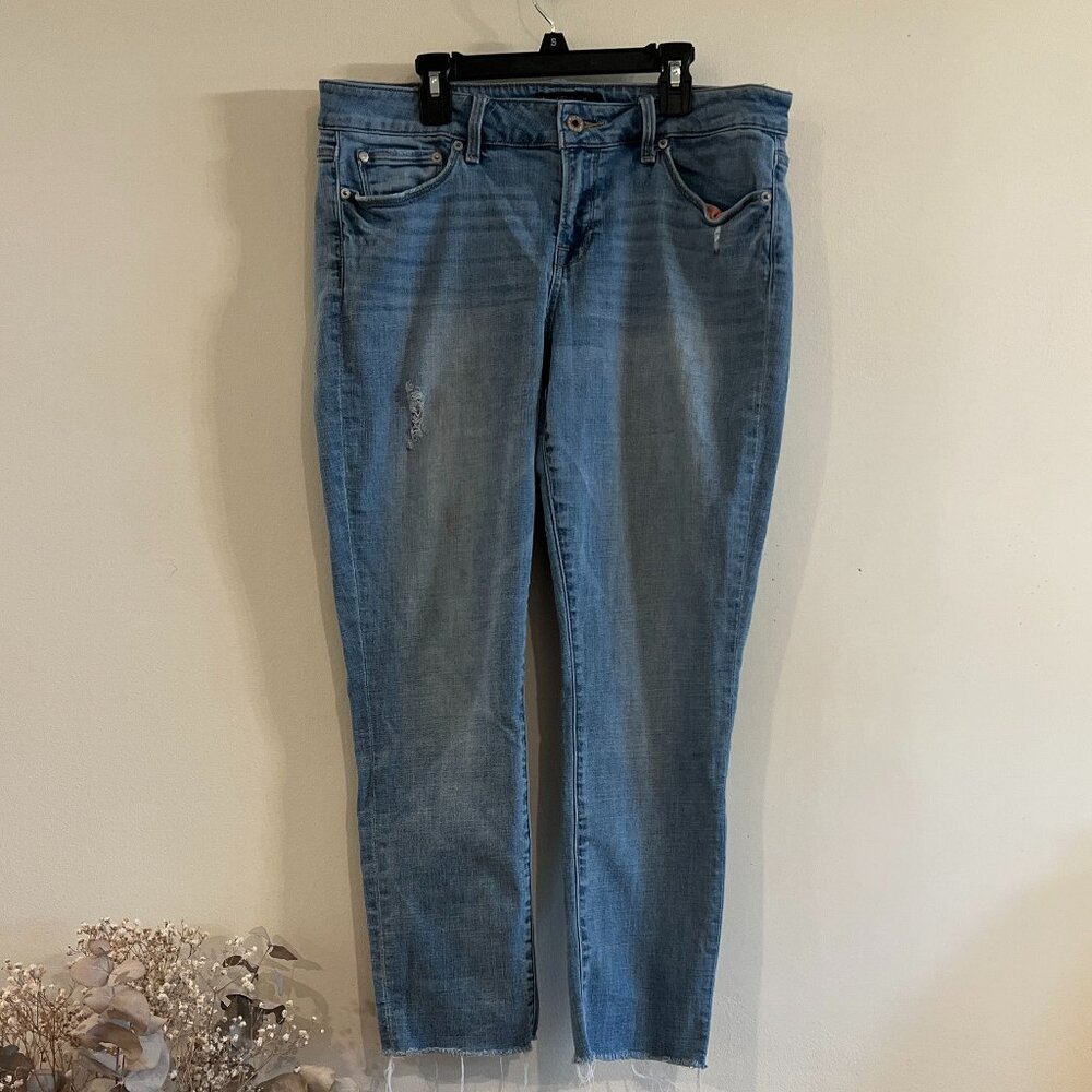 Lucky Brand Light Wash Distressed Jeans – 25” Inseam